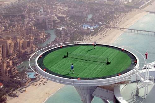 Chơi tennis ở Dubai