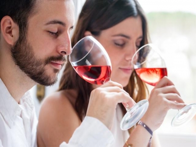 Giúp bạn giải đáp thắc mắc uống rượu vang lúc nào tốt nhất